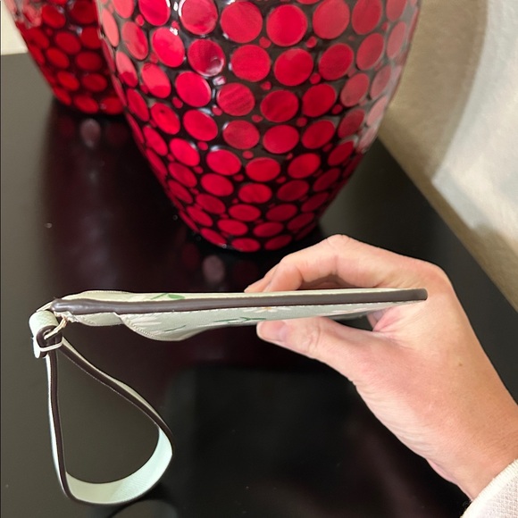 Kate Spade Lucy Day Tripper Daisy Medium L-Zip Wristlet EUC (MSRP $139) - Picture 9 of 17